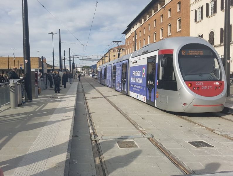 Tram i lufthavnen i Firenze